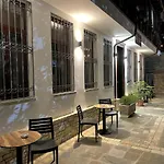 Bujtina Apsus 酒店 *