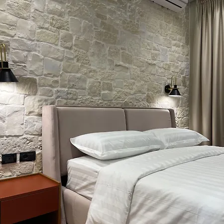 Bujtina Apsus Hotell *